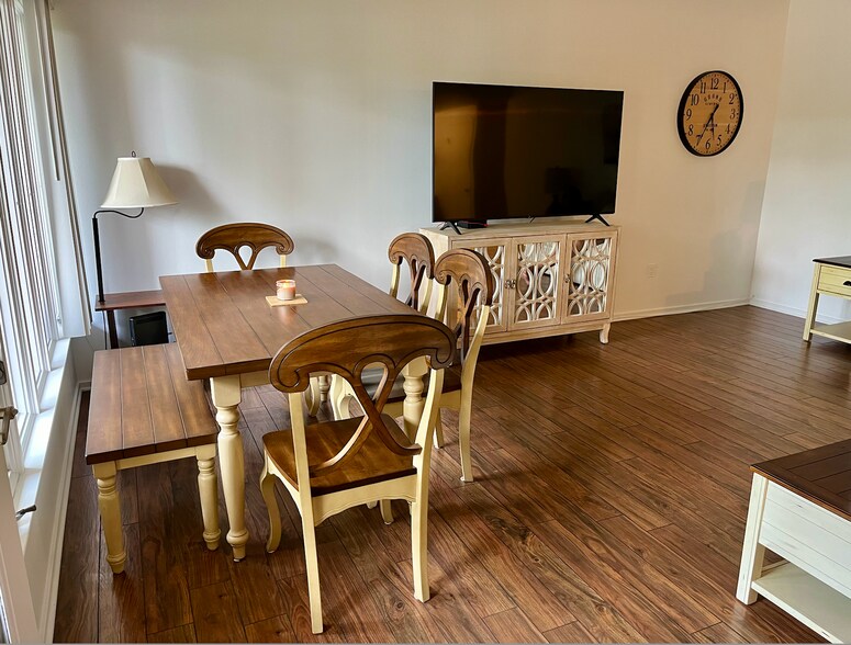 Dining room table off living room - 85 Viscount Dr