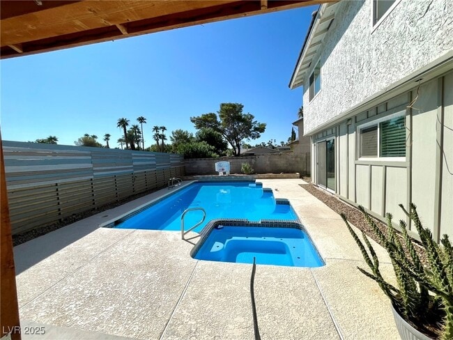 Building Photo - 2246 Windsor Dr