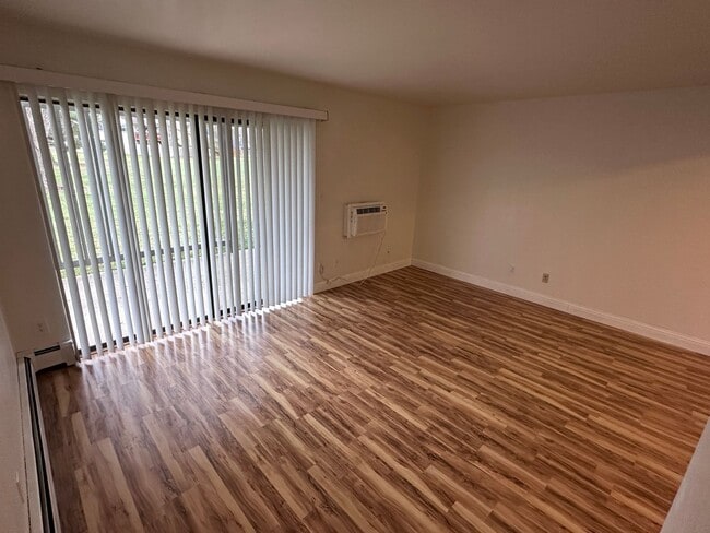 Building Photo - Fully Updated Townhouse in Mid-Town Ft Collins - Available Now!