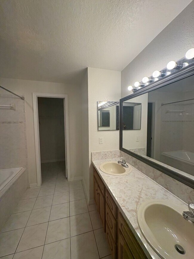 Building Photo - 756 Camel Ct