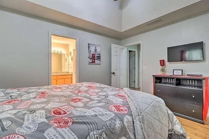Building Photo - Room in House on Oak Dr