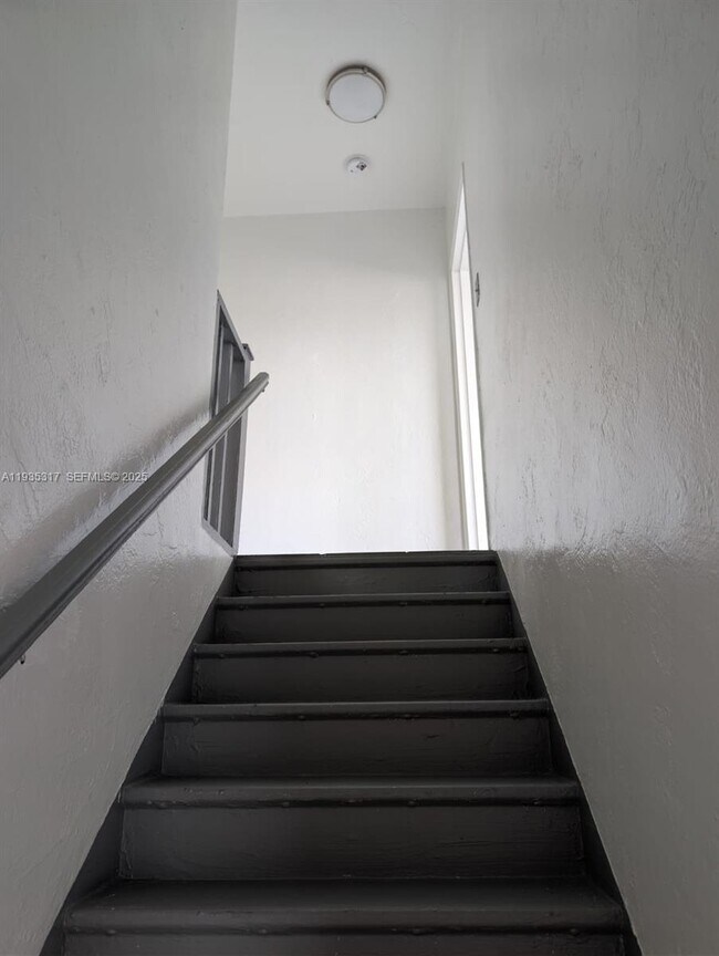 Building Photo - 888 SW 6th St