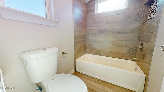 Building Photo - 500 La Entrada Cir