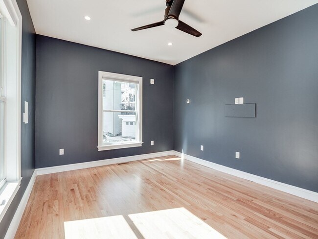 Building Photo - 390 Medford St