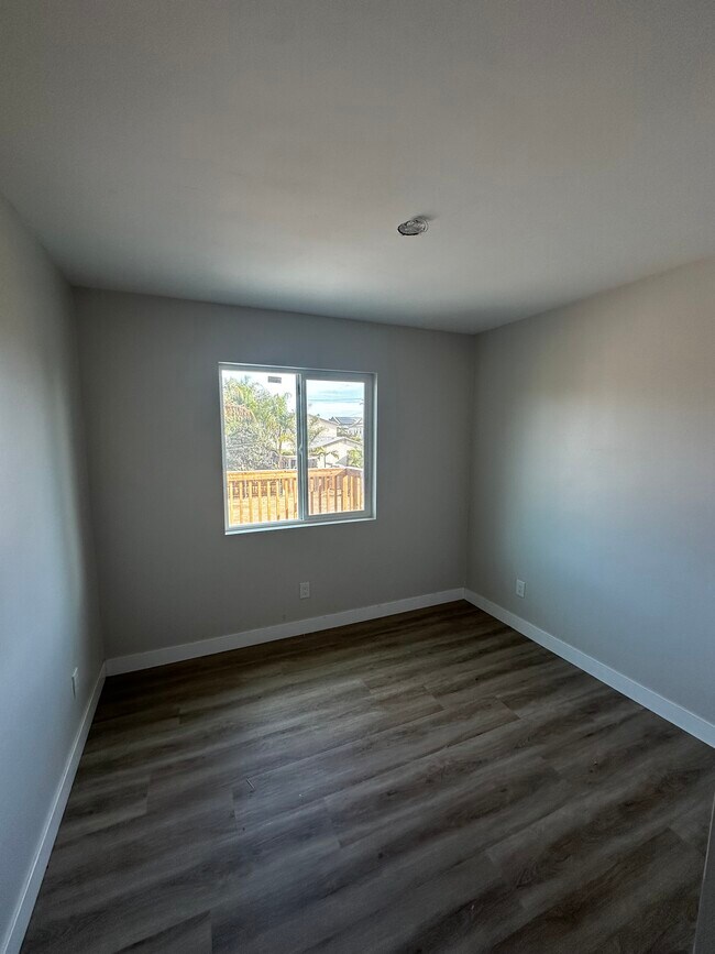 Building Photo - 1656 Evergreen Ave