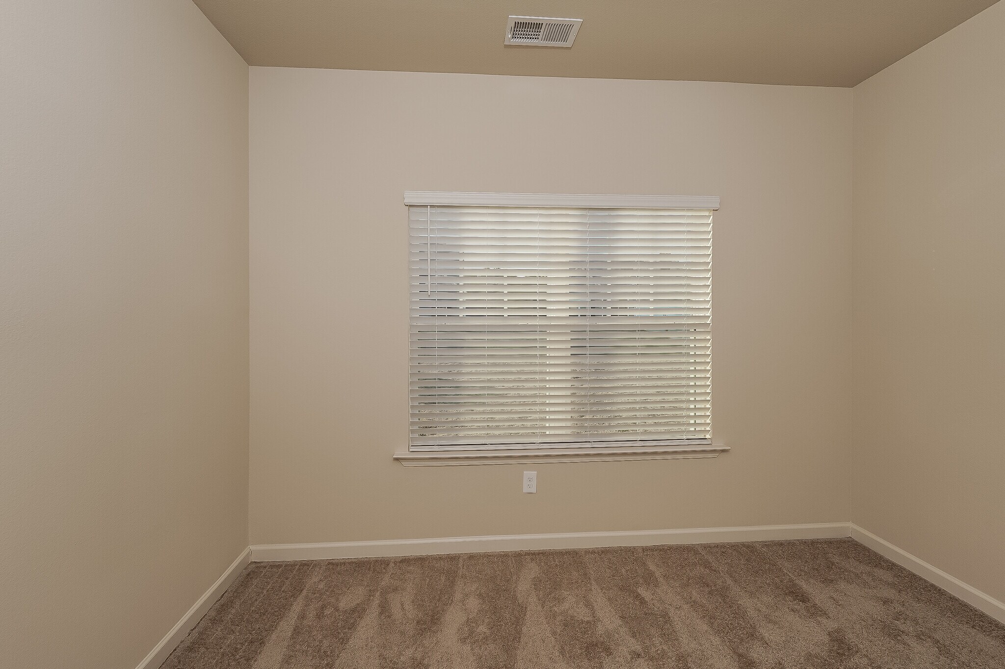 Building Photo - 425 Clover Cir