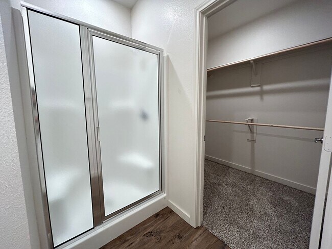 Building Photo - Luxury Townhome in Abbey Glen Community!