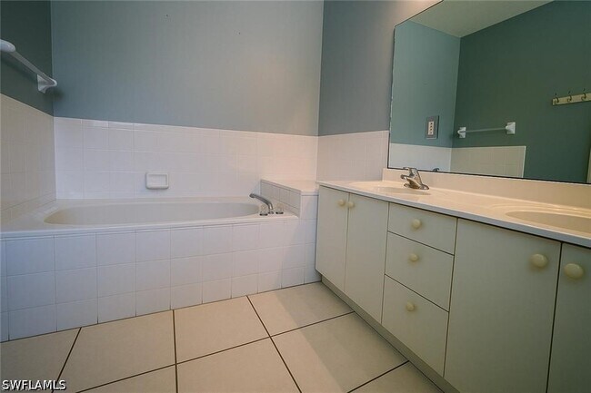 Building Photo - 700 Luisa Ln