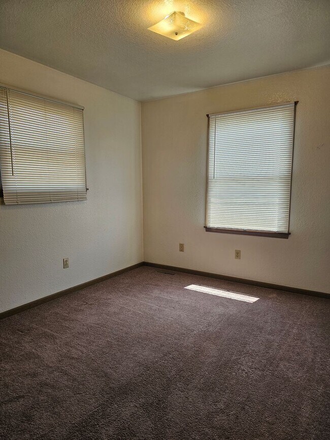 Building Photo - Three Bedroom Two Bath Townhouse