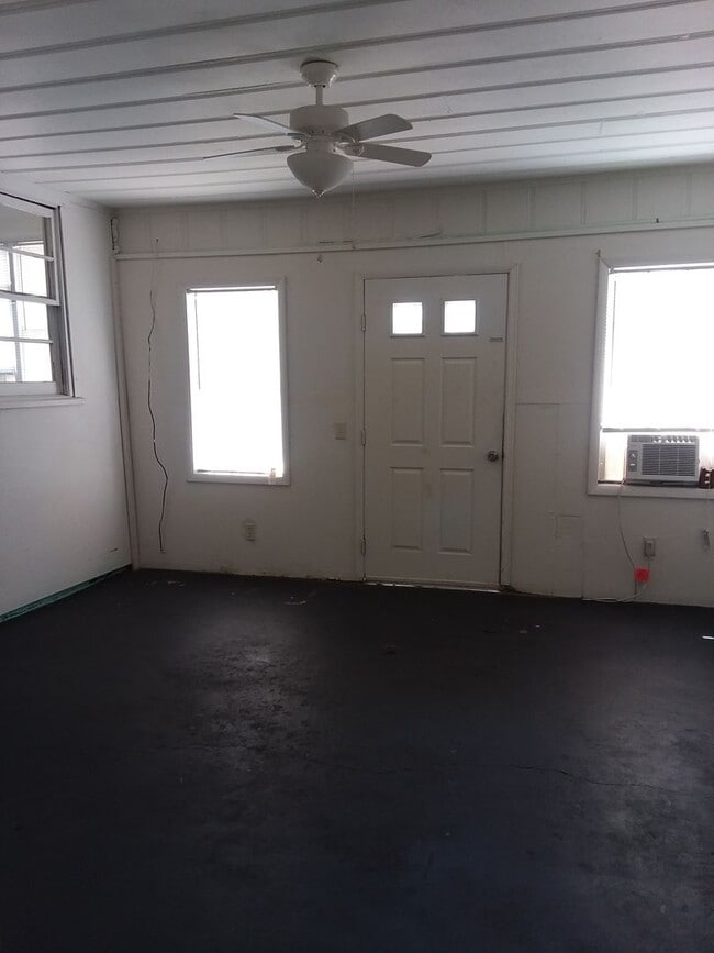 Building Photo - Spacious 3 bedroom and 1 bathroom