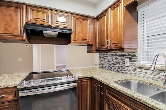 Building Photo - 734 Dunhill Dr