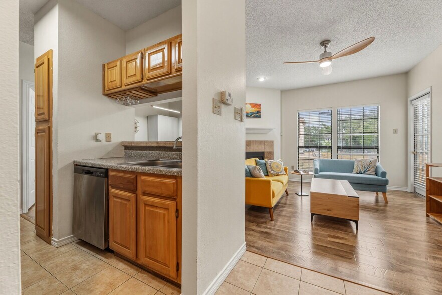 Kitchen/living room - 3001 Cedar St