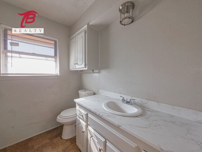 Building Photo - Spacious 3 bedroom, 2 bath single-family home in the desirable Lyrewood/Woodlake area of northwes...