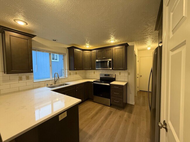 Building Photo - Stunning 3 Bed, 2 Bath Home near Riverside...