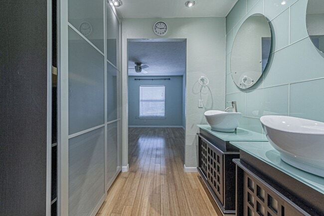 Building Photo - Modern Design 3 Bedroom 2 Bath, 2 car Gara...