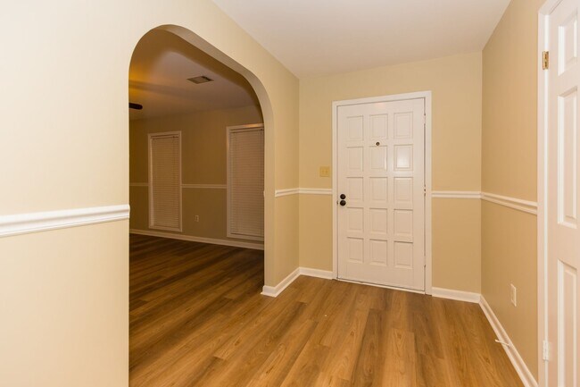 Building Photo - 4 Bed 2.5 bath