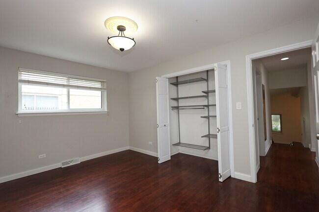 Building Photo - 613 Leamington Ave
