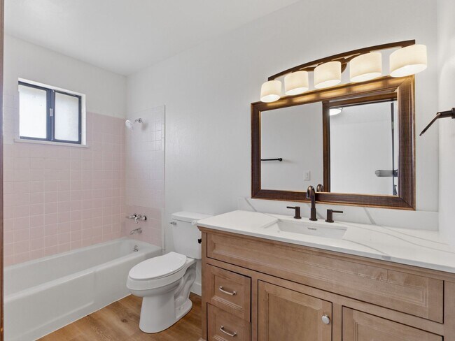 Building Photo - Remodeled 2 Bedroom, 1 Bathroom Apartment- Close to shopping!