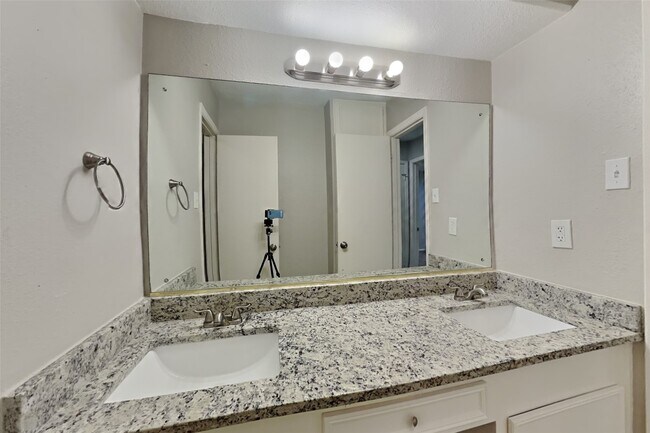 Building Photo - 2318 Turtle Creek Dr