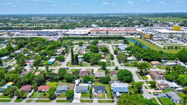 Building Photo - 3331 NW 8th Pl