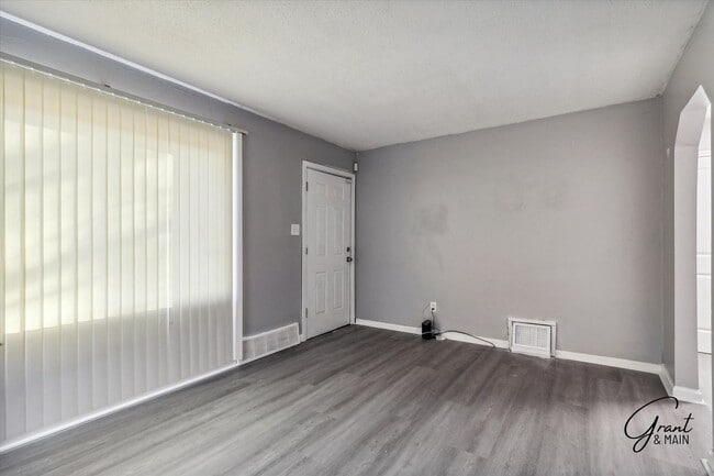 Building Photo - 3 bedroom bungalow - $1325