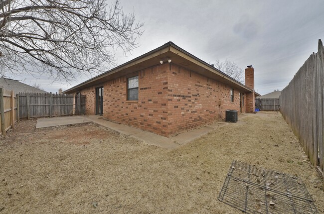 Building Photo - Bed | 2 Bath | 2 Car Garage - Putnam City ...