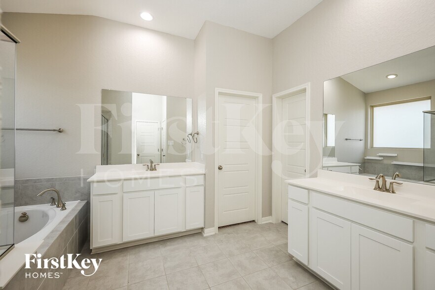 Building Photo - 2207 Tiptop Ln