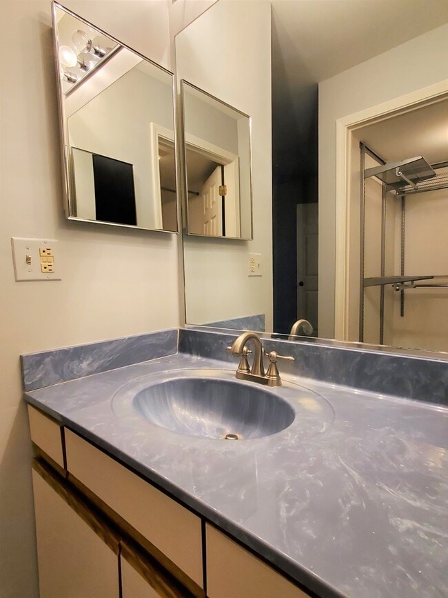 Building Photo - 325 Satinwood Ct S