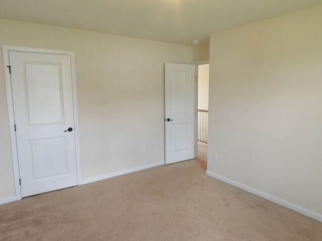 Building Photo - Large 4 bedroom home with recreational roo...