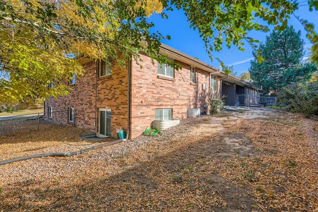 Building Photo - 4 Bed 2.5 Bath Duplex with Private Fenced ...