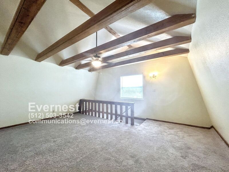 Building Photo - 801 W Navarro St