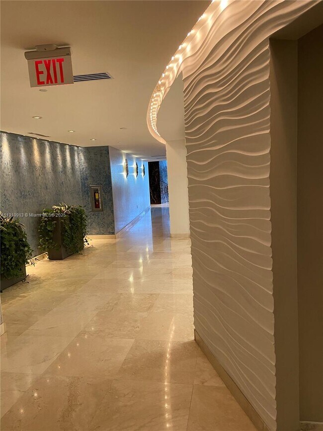 Building Photo - 16001 Collins Ave