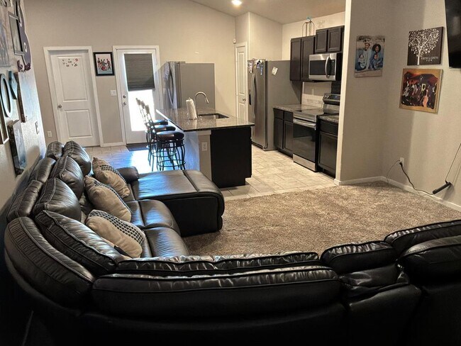 Building Photo - 1303 Terra Cotta St