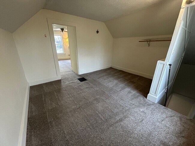 Building Photo - Charming One-Bedroom Home with Den and Cov...