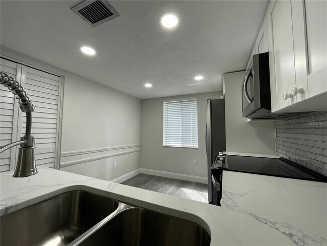 Building Photo - 211 Pine Ct