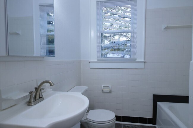 Building Photo - Charming Downtown Home