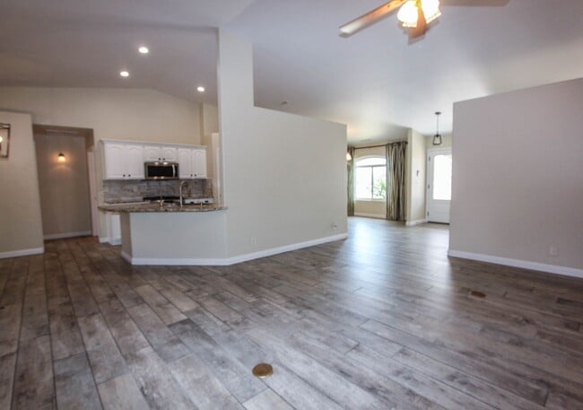 Building Photo - 3 Bedroom Home in Viewpoint East  Applicat...