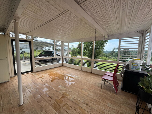 Building Photo - 3 bed, 1.5 bath - Seneca