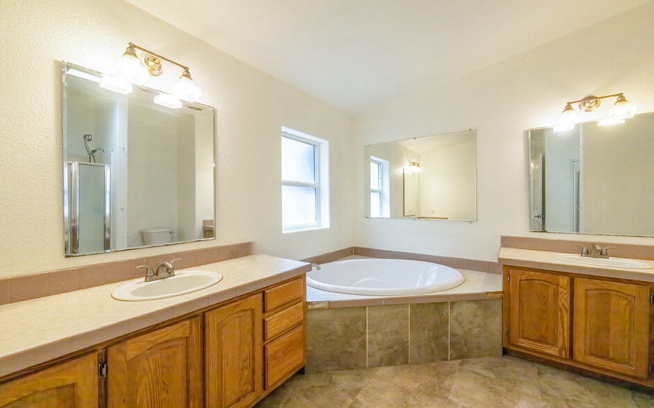 Soaking tub - 865 Silver Creek Rd