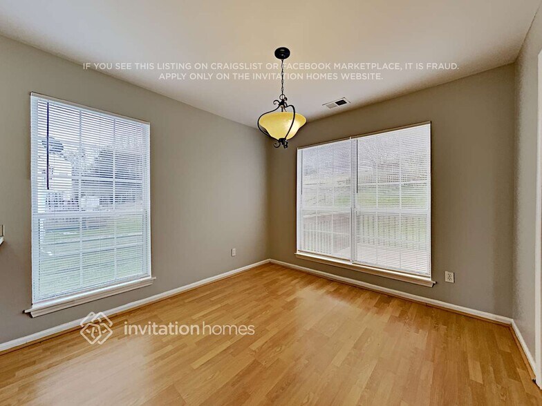 Building Photo - 389 Queens Dr SW