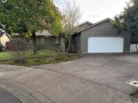 Building Photo - Beautifully updated 3 bedroom, 2 bath house in Eugene!