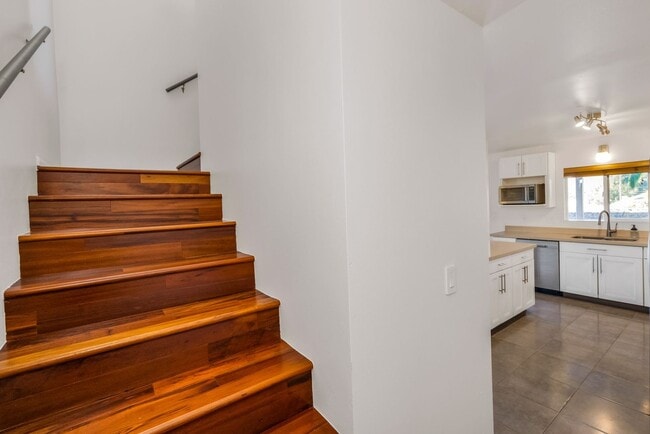 Building Photo - Beautifully Appointed Fully Furnished 4 bedroom/3 bathroom Kuau BayView House w/ Ocean views