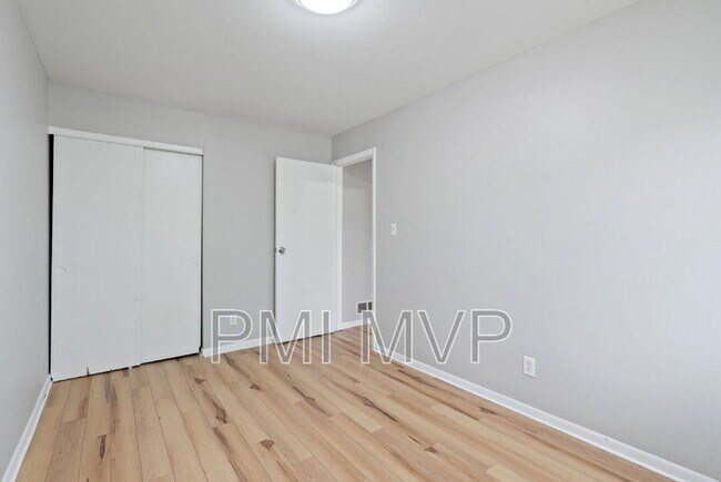 Building Photo - 3027 Rotunda Ct S