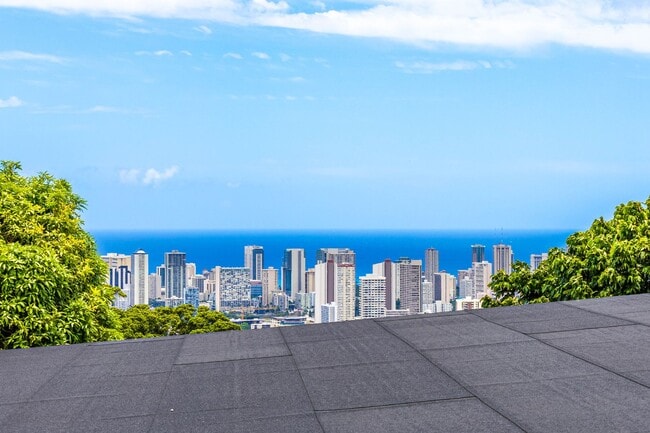 Building Photo - Charming 2BR/1BA Home with Stunning Ocean ...