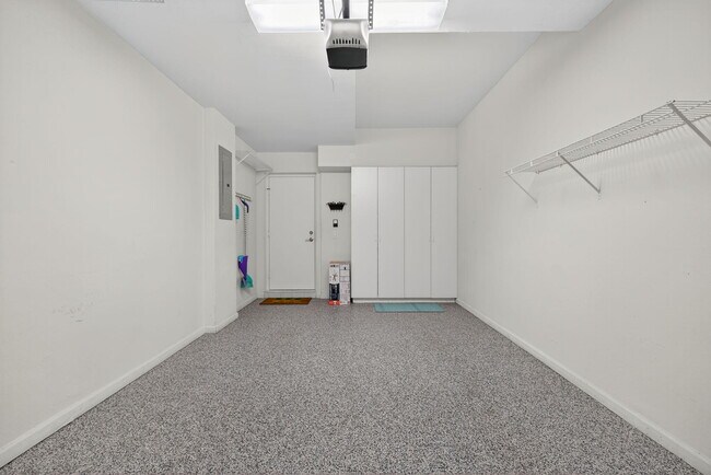 Building Photo - 16100 W Bay Dr