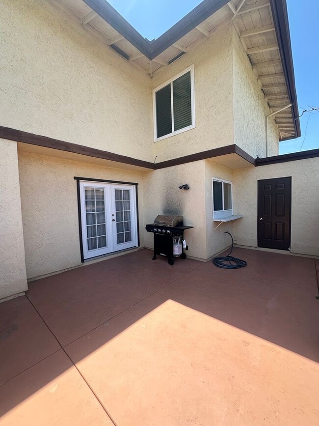 Building Photo - Spacious 3BR/2.5BA updated 2-story townhou...