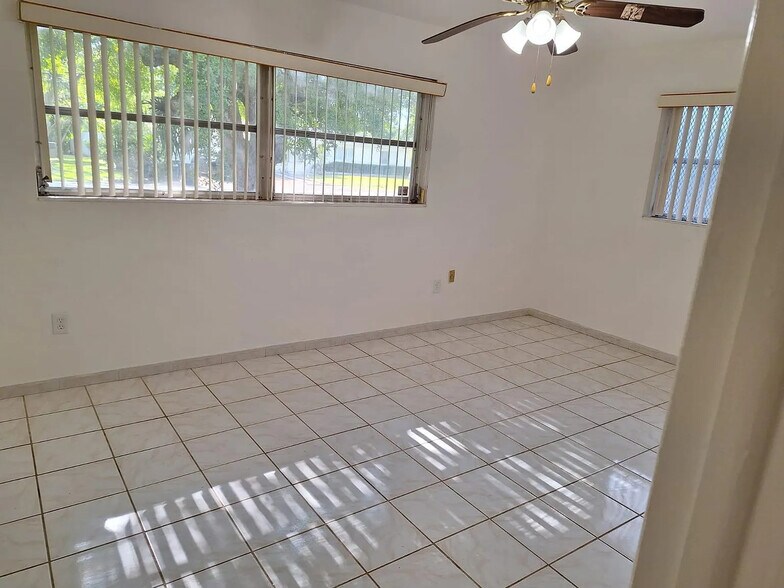 Building Photo - 6330 SW 65th Ave