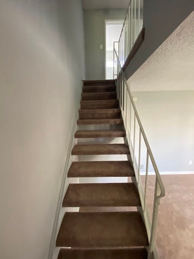 Building Photo - 3 Bedroom 1.5 Bath Townhome Near River Access