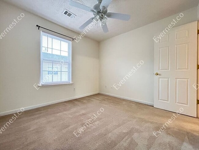 Building Photo - Bright 3-Bedroom Townhome with Ample Space...
