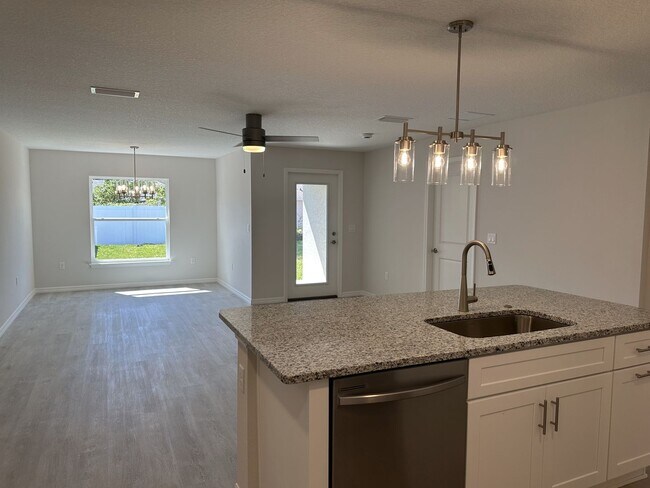 Building Photo - NEW 3/2/1 ready to rent! Pet friendly.